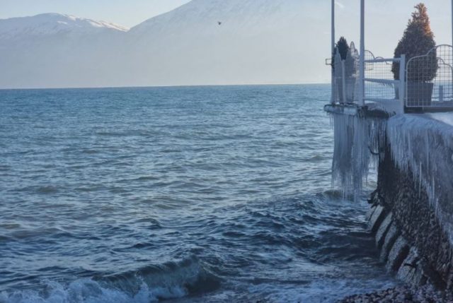 FOTO/ Moti i acartë ngrin Pogradecin, spektakël në liqen