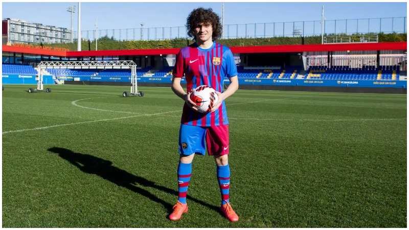 Barcelona e “fiksuar” pas të rinjve, firmos me talentin 17-vjeçar të Frankfurt