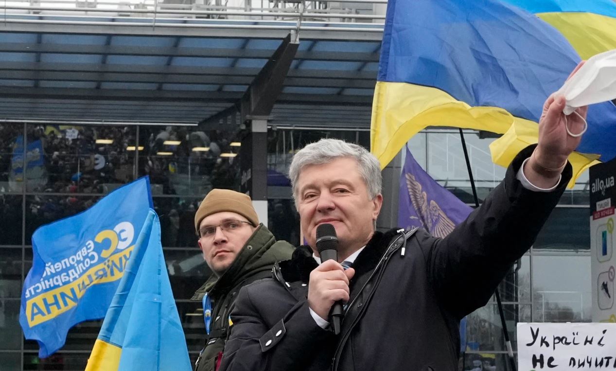 Ish-presidenti ukrainas mbërrin në Kiev për t’u përballur me akuzat për tradhti