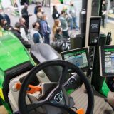 Krijohet traktori që fermerët mund ta kontrollojnë nga telefoni i tyre