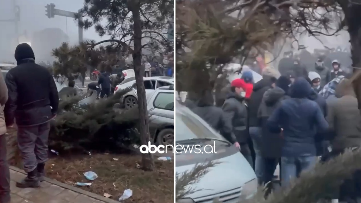 VIDEO/ Protestuesit kazakë armatosen rëndë, djegin zyrat e qeverisë, vriten 8 policë e qindra plagosen