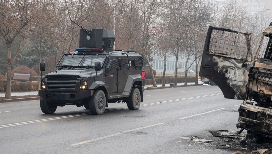 “Fushëbetejë” në rrugët e Kazakistanit, rreth 4,000 të arrestuar deri më tani