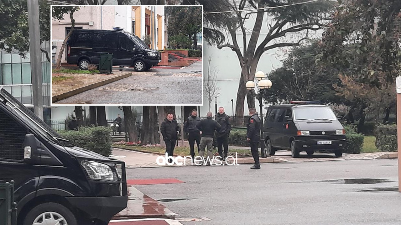 FOTOLAJM/ Forca të shumta policie dhe autobot uji rreth godinës së PD-së, pak para protestës së Berishës