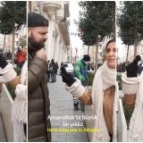 VIDEO/ Blogerja turke takon rastësisht këngëtarin shqiptar në Stamboll, mahnitet nga zëri i tij