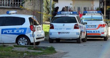 Tre djem dhe një vajzë në hotel, kapet i riu që qëlloi shokun me pistoletë