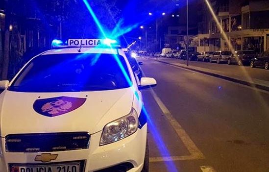 Humbi kontrollin e motorit e doli nga rruga, përfundon në spital 65-vjeçari në Durrës