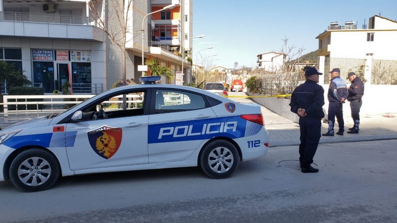 Kallashnikovë dhe municion luftarak në banesë, arrestohet i riu në Vlorë