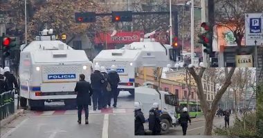 Me ujë dhe gaz lotsjellës, momenti kur policia ndërhyn për të shpërndarë mbështetësit e Berishës