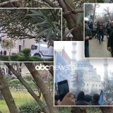 LIVE/ Ndërhyn policia, mbështetësit e Berishës shpërndahen me gaz lostjellës dhe ujë. Dalin pamjet nga brenda selisë së PD-së