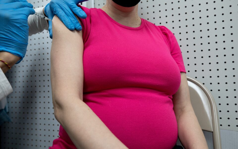 CDC: Vaksina gjatë shtatzënisë nuk ndikon në lindjen e parakohshme dhe peshën e foshnjës