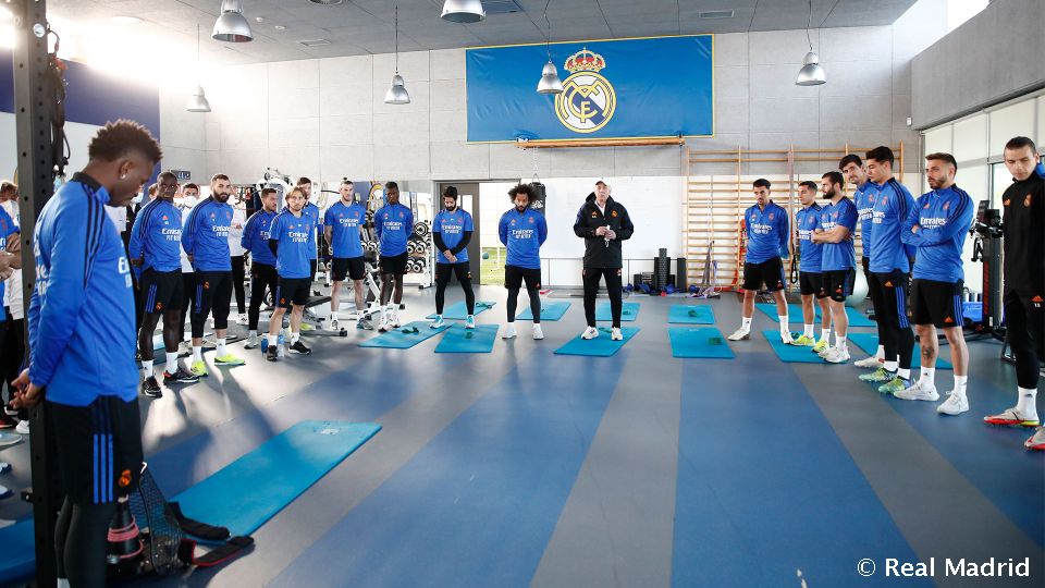 Lojtarët e Realit mbajnë një minutë heshtje para stërvitjes për legjendën Paco