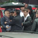 Mbështetësit e Berishës godasin Roland Bejkon para selisë së PD-së