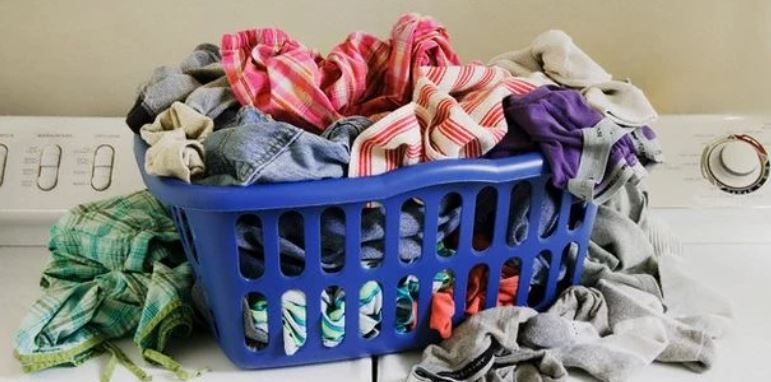 Shkencëtarët paralajmërojnë: Mos i shpërndani rrobat në dhomën e ndenjes