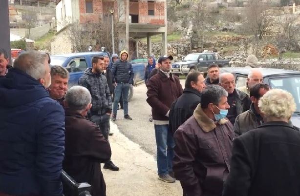 “Qumështin e shesim më lirë se uji”, blegtorët nga Gjirokastra, Fieri dhe Vlora protestë në Jorgucat