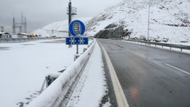 Dëbora zbardh disa zona në Shqipëri, ARRSH: Rrugët ku duhet të tregoni kujdes