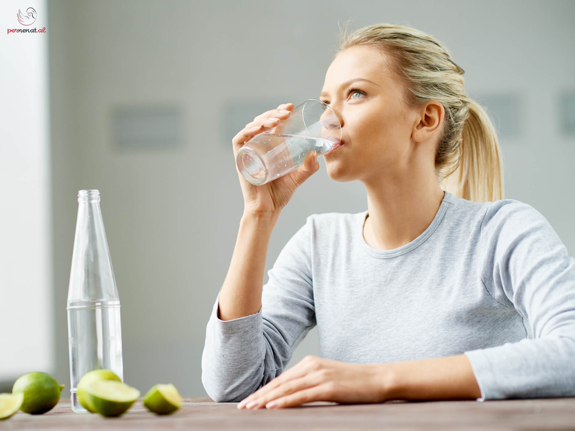 Sa ujë duhet të pini në ditë? Truku i thjeshtë për të kuptuar nëse jeni të hidratuar