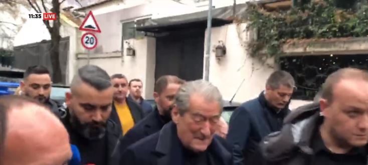 Rrethuar nga 7 badigardë, Berisha mbërrin në selinë e PD-së. Mbështetësit shqyejnë dyert