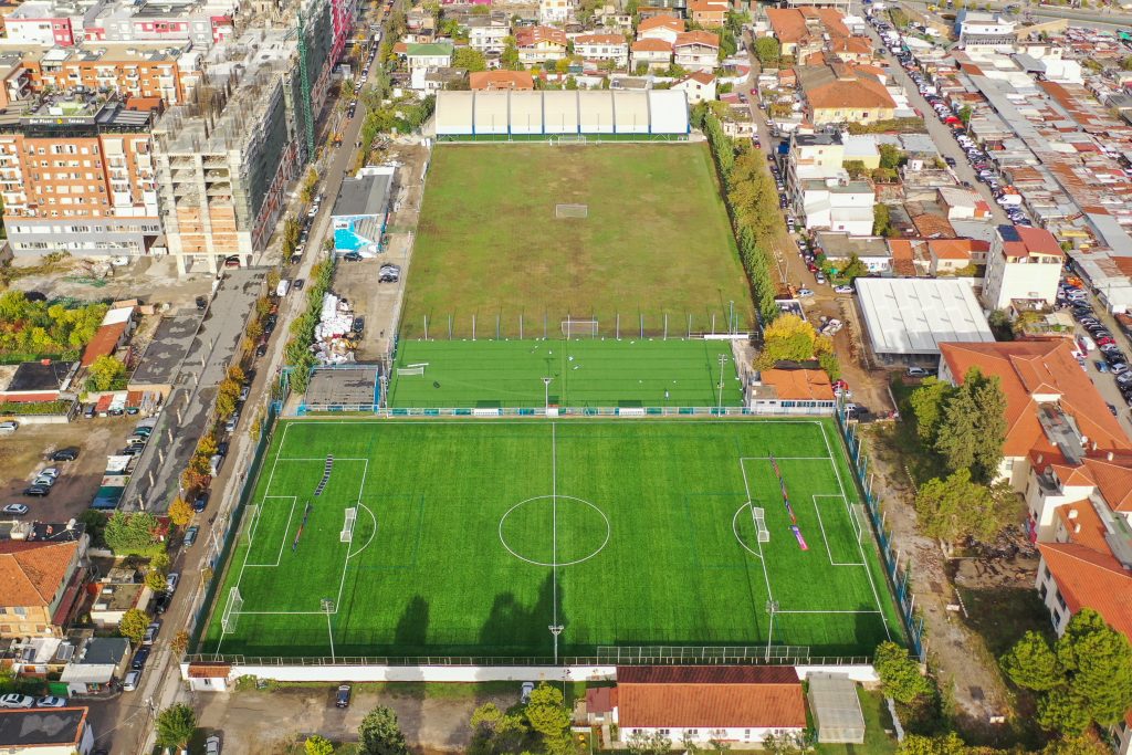 Katër fusha futbolli dhuratë Tiranës, FSHF sfidon hapur