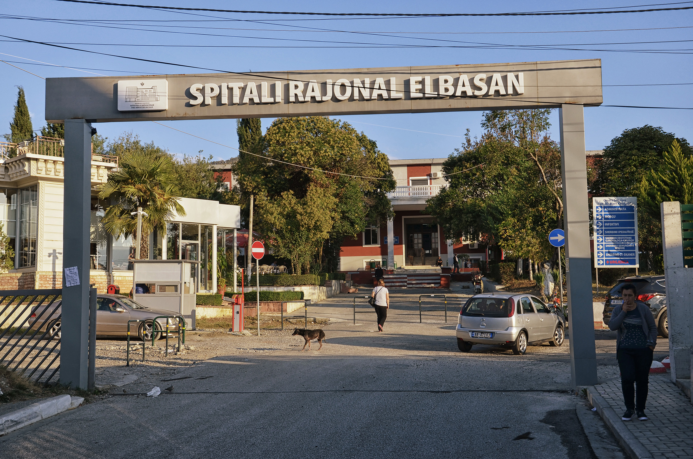 Prej 2 javësh s’kanë marrë pagat, bluzat e bardha në Elbasan paralajmërojnë bojkot të punës