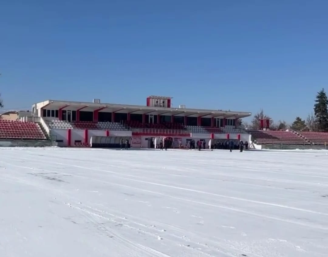 Në program Skënderbeu-Teuta, stadiumi në Korçë i mbuluar nga bora