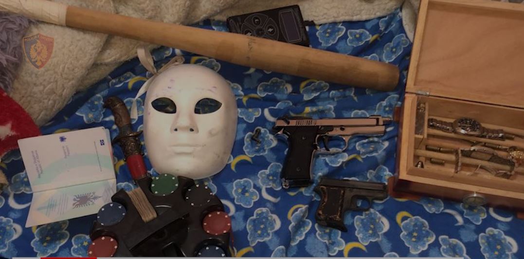 Armë, maskë dhe municion në banesë, arrestohet 23-vjeçari në Tiranë