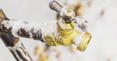 Acari po vjen, UKT: Si të “shpëtoni” tubacionet nga ngrirja