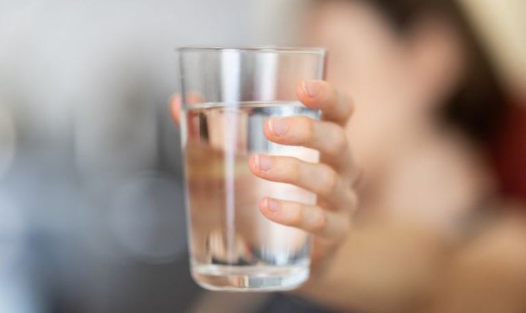 Një gotë ujë në stomak bosh është i dobishëm nëse nuk bëni këtë gabim