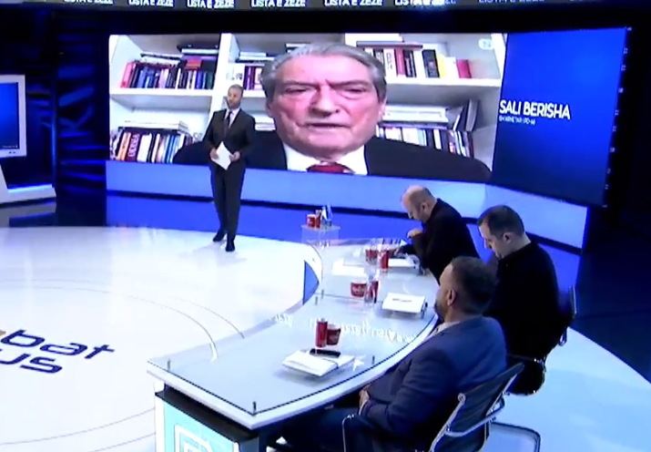 “Non grata”, “terrorist”, “mjeran”: Debati i ashpër mes Berishës dhe gazetarëve nga Kosova