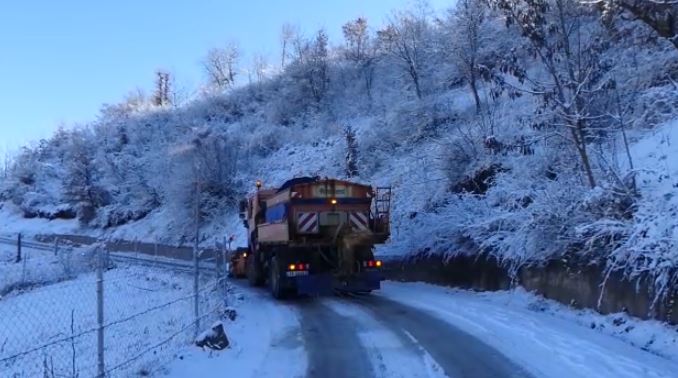 Borë dhe ngrica, probleme në disa rrugë në Librazhd