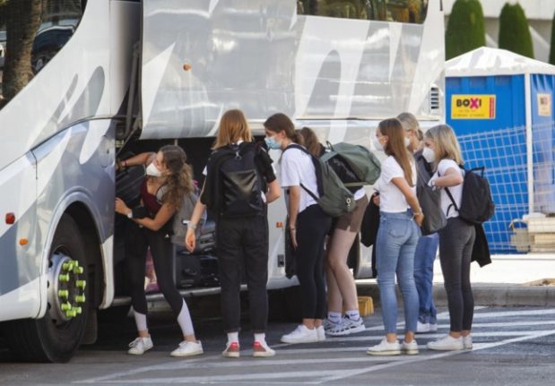 Spanja lehtëson masat për adoleshentët britanikë të pavaksinuar kundër Covid