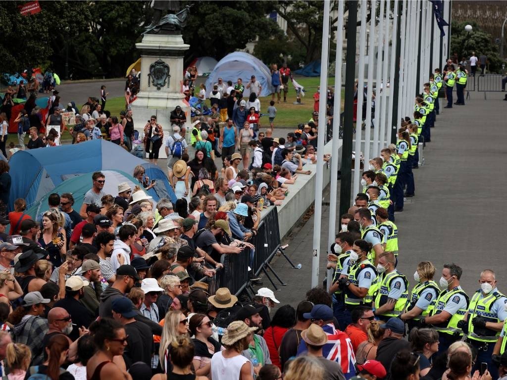 Vazhdojnë protestat kundër masave anti-covid në Zelandën e Re, 120 të arrestuar