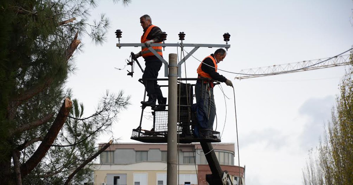 Riparim të rrjetit, disa zona në Tiranë pa drita