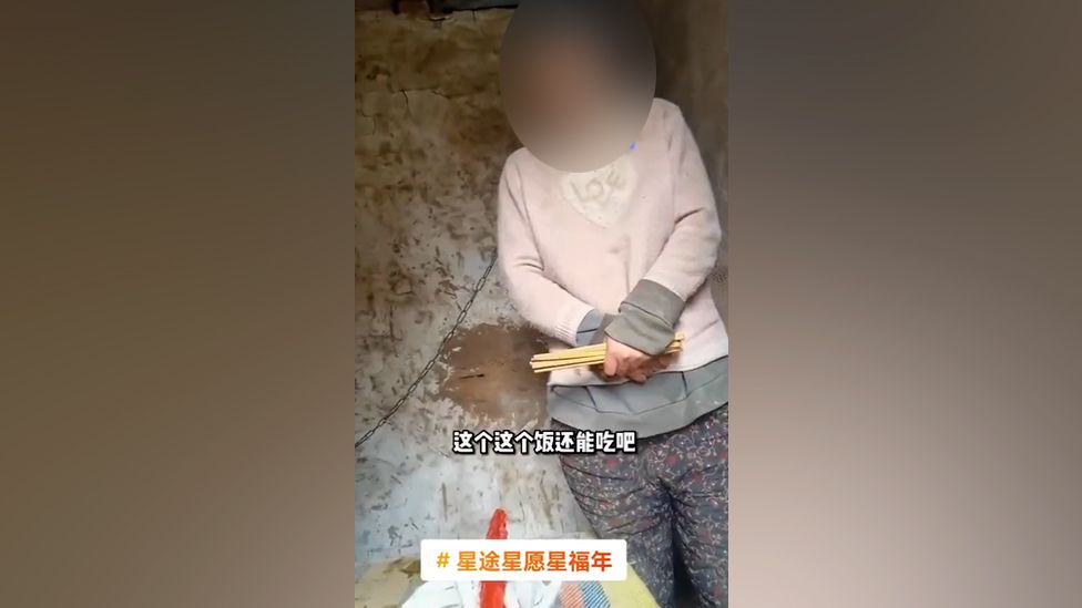 Një grua e lidhur me zinxhirë në një kasolle ka shkaktuar zemërim dhe tronditje në Kinë