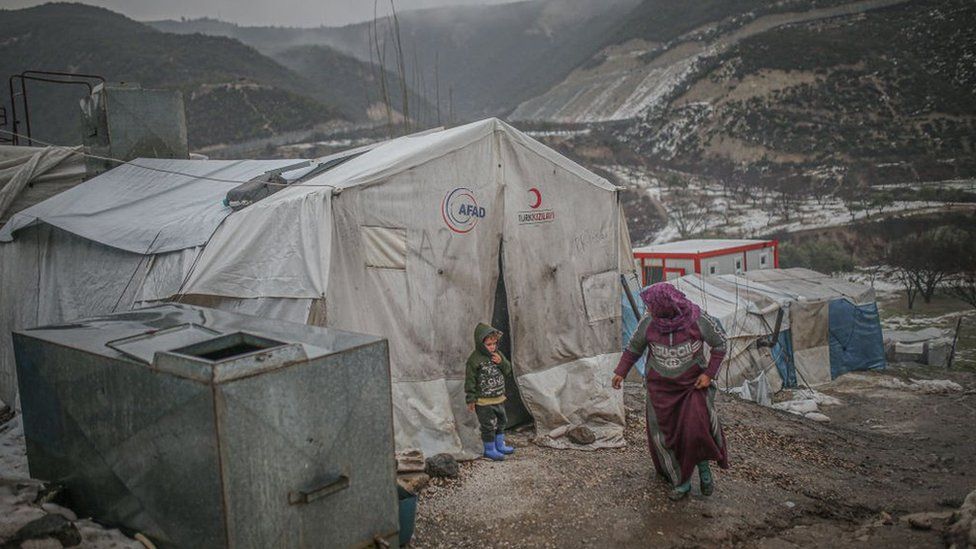 Foshnjat vdesin nga i ftohti në kampet e Sirisë të goditura nga stuhia