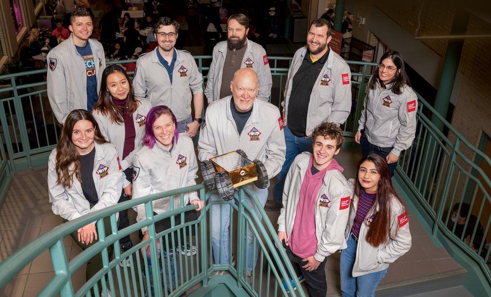 Roveri robot i ndërtuar nga studentët në rrugën e duhur për të eksploruar Hënën