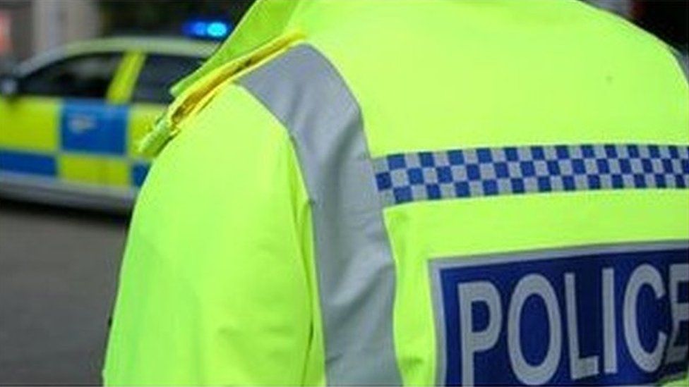 Mashtruesit që paraqiteshin si oficerë policie vodhën 25,000 paund në Skoci