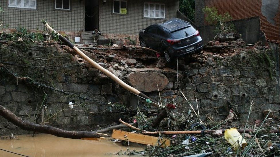 Të paktën 71 persona kanë vdekur nga rrëshqitjet e dheut dhe përmbytjet në qytetin brazilian të Petropolis