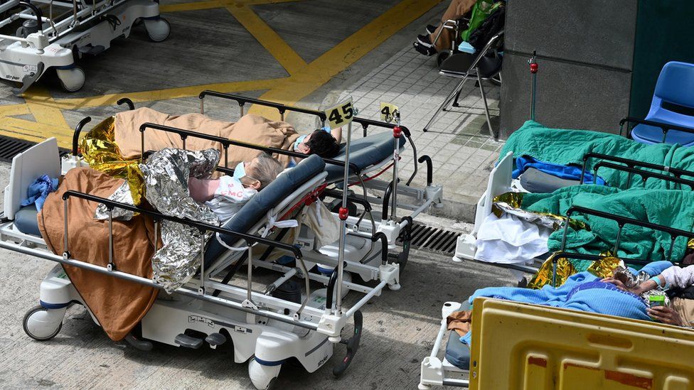 COVID/ Mbushen spitalet, pacientët trajtohen në rrugët e Hong Kongut
