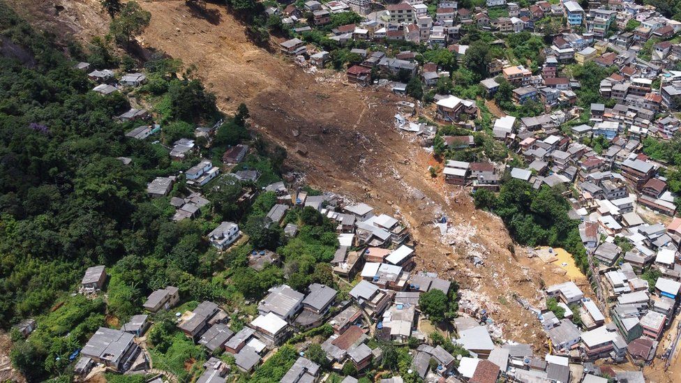 Shpresat zbehen për të mbijetuar në qytetin brazilian Petropolis të goditur nga përmbytjet