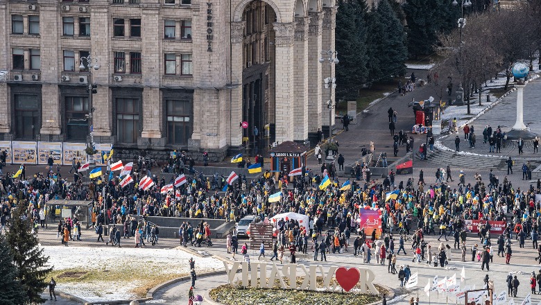 Marsh unitet në Kiev, mijëra persona bëhen bashkë kundër kërcënimit rus