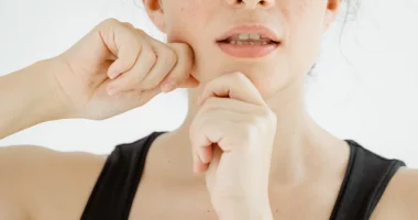 Thuaju lamtumirë rrudhave në qafë me këta dy përbërës