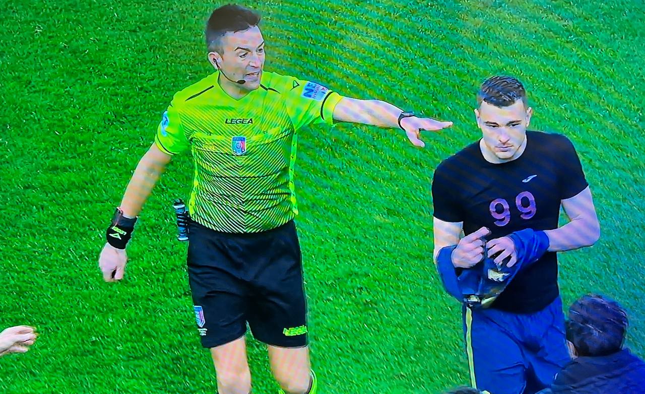 VIDEO/ Futbollisti i Serie A kërkon karton me ngulm, arbitri e nxjerr blof