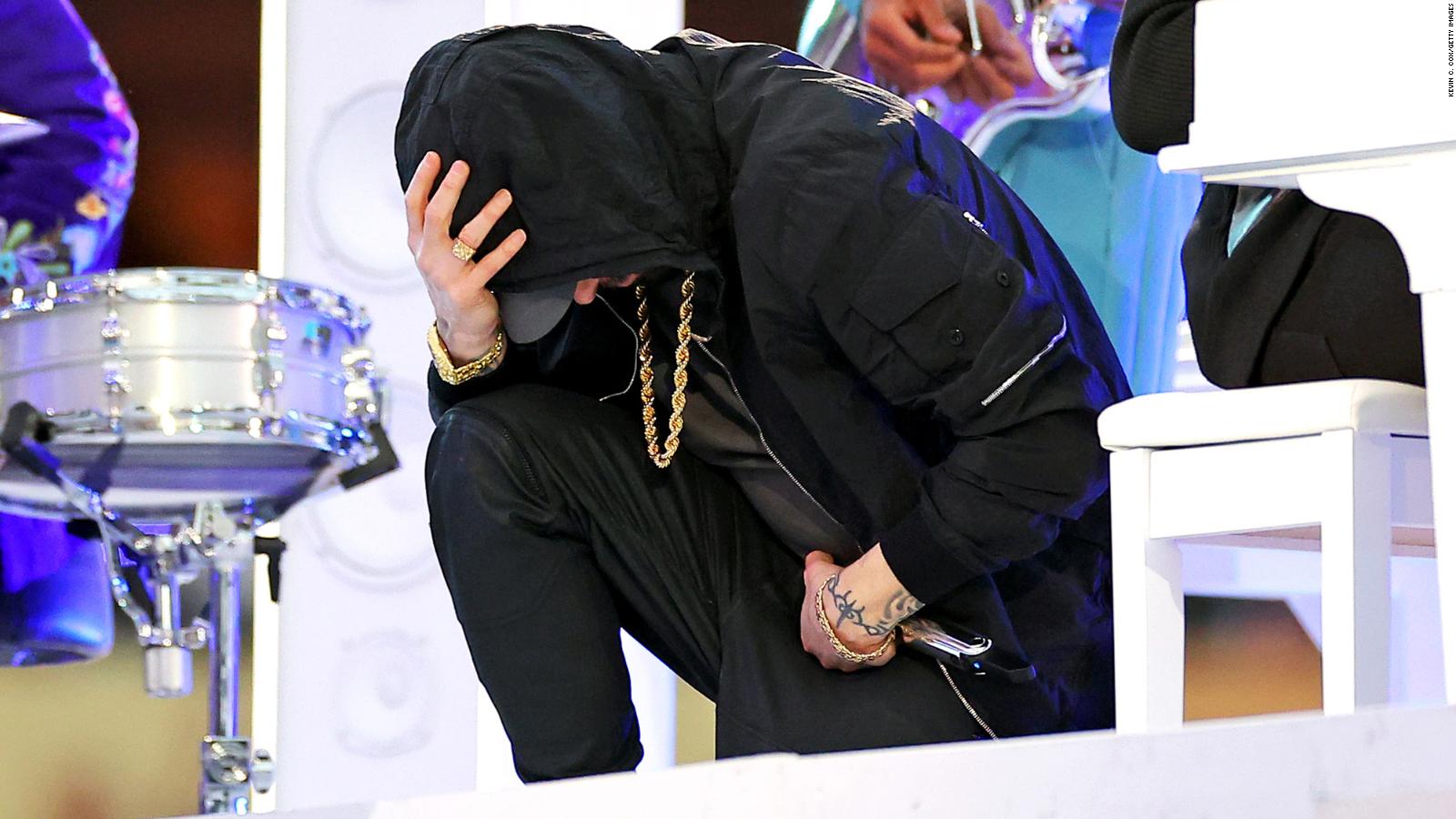 Eminem gjunjëzohet gjatë performancës së tij në Super Bowl, çfarë fshihet pas gjestit të reperit