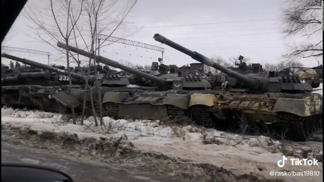 VIDEO/Lëvizjet gjatë natës, raketa e tanke ruse shtohen me shpejtësi drejt kufirit me Ukrainën