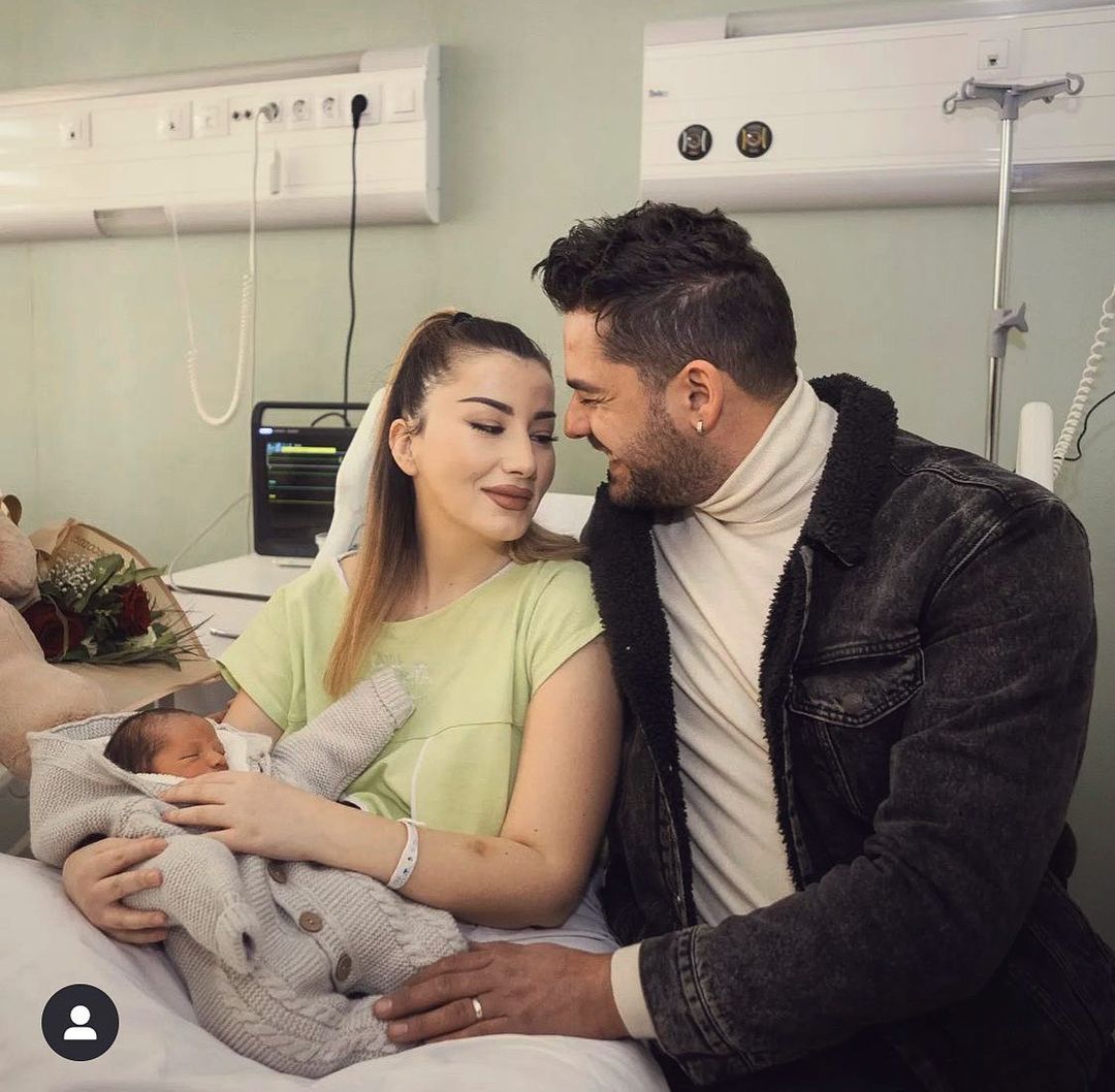 E kritikuan për fotot me djalin nga spitali, reagon bashkëshortja e Shpat Kasapit