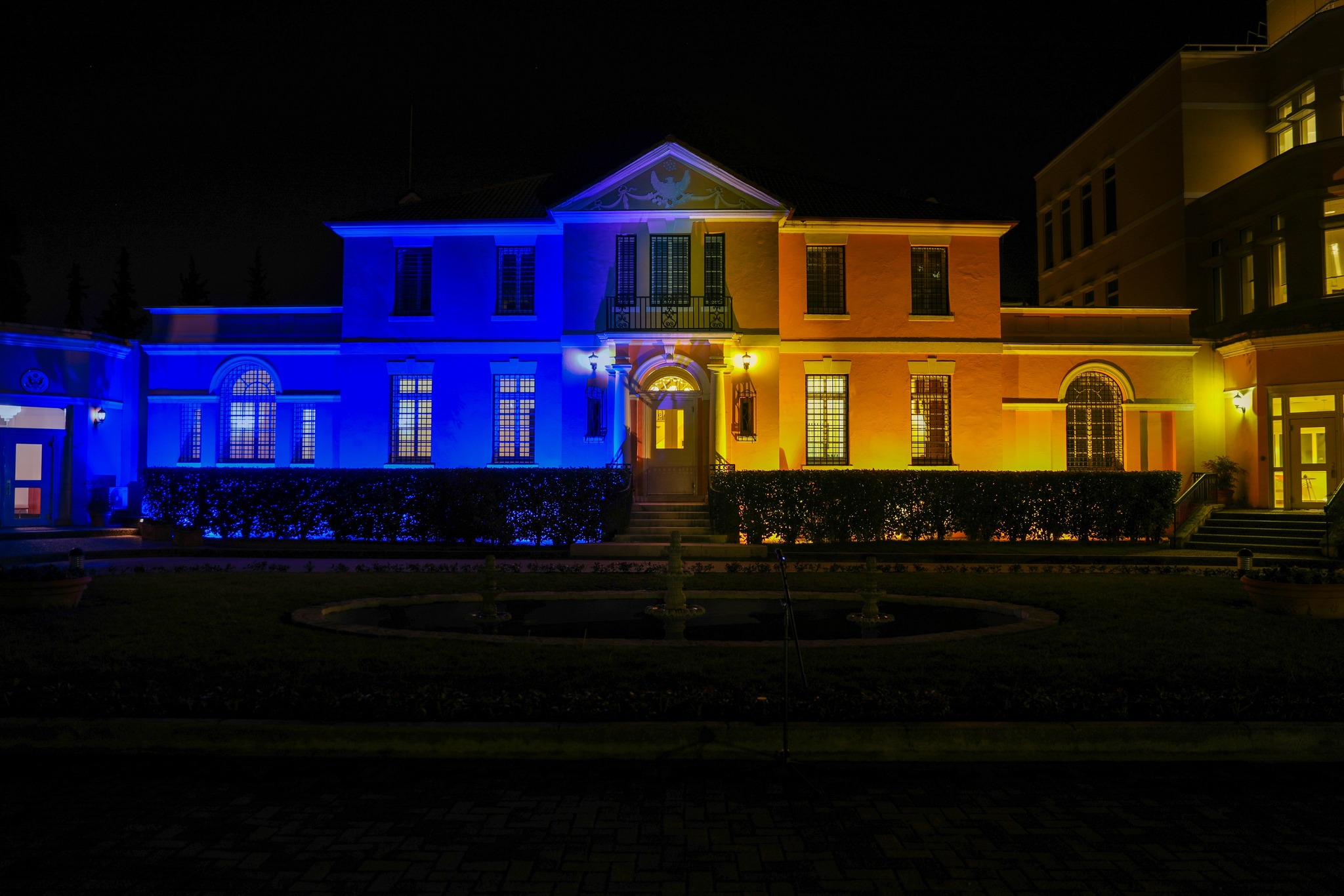 Ambasada e SHBA në Tiranë “vishet” me ngjyrat e flamurit të Ukrainës: Ne qëndrojmë me ju