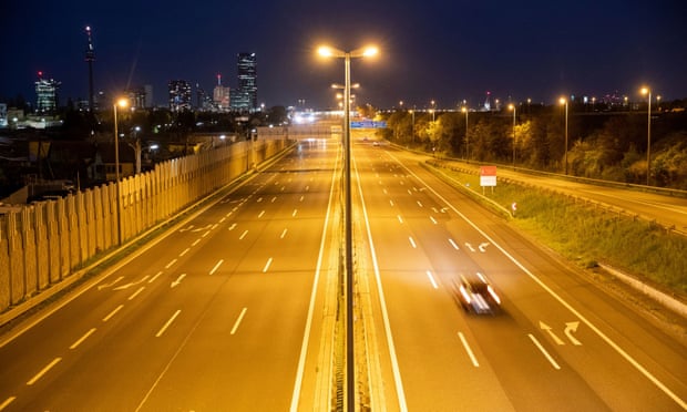 Austri, tetë persona trafikohen në “kuti druri”, si ishin fshehur poshtë një kamioni