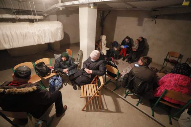 FOTO: Pamjet e trishta të qytetarëve ukrainas që po strehohen në stacionet e metrove