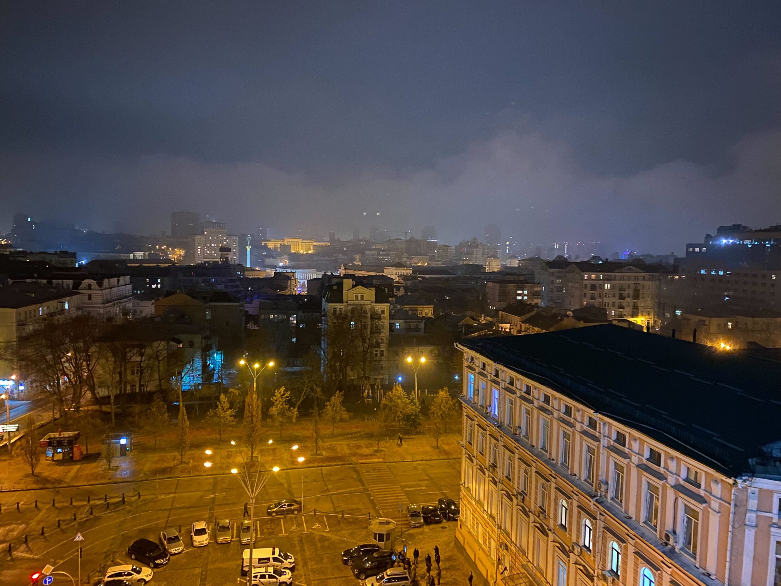 FOTO/ Natë e frikshme në Ukrainë, Kiev i “vdekur”, nis shtetrrethimi