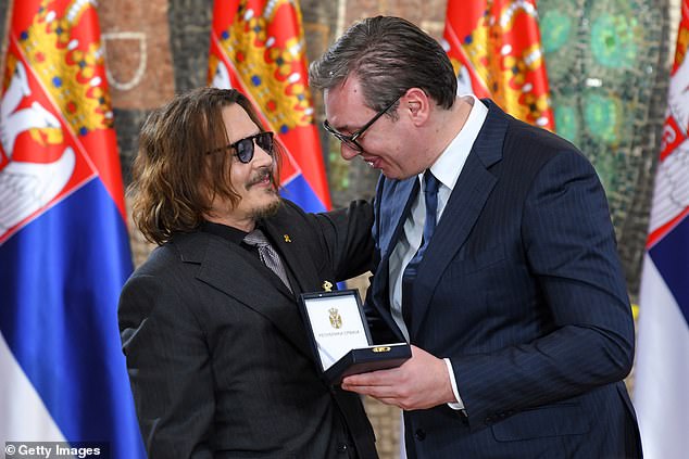 Johnny Depp dekorohet me medalje nga Aleksandër Vuçiç